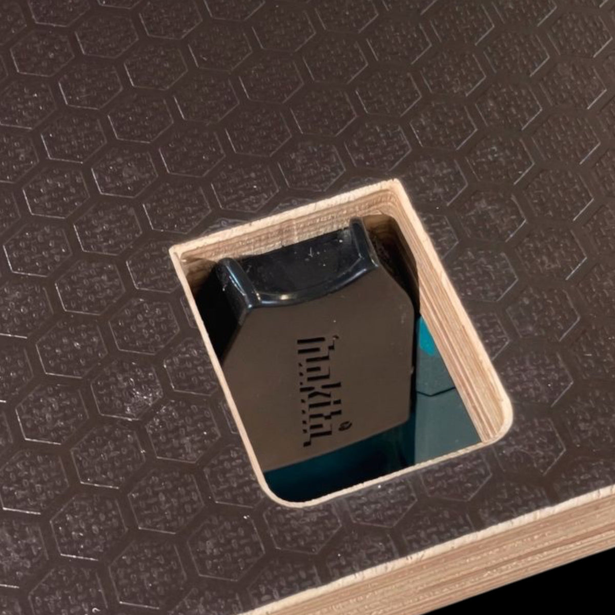 manufaktur Scheibinger - Ideen werden Objekte XL worktop for Makita MakPac cases with a durable hexa-pattern surface
