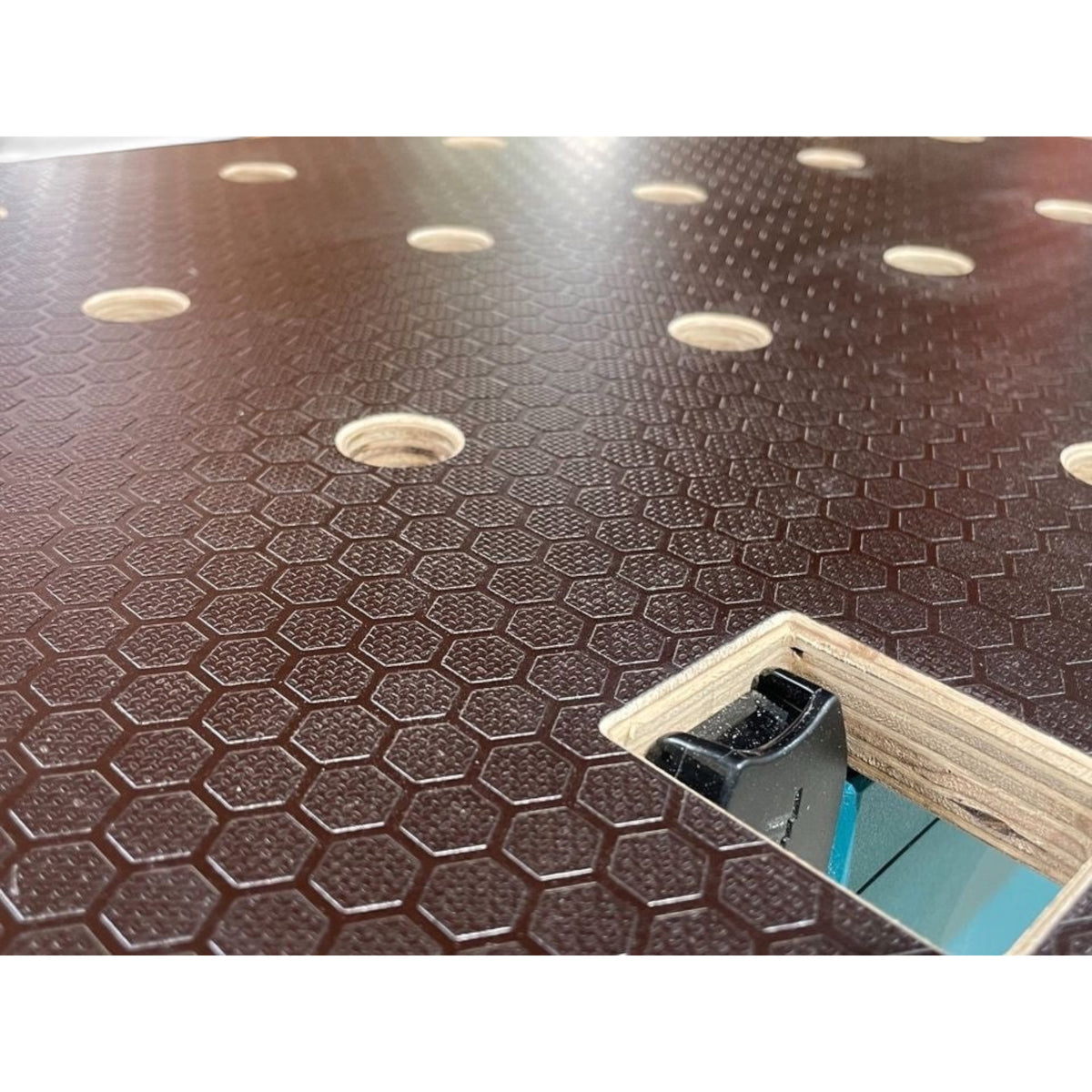 manufaktur Scheibinger - Ideen werden Objekte XL worktop for Makita MakPac with 20mm MFT hole pattern and hex texture
