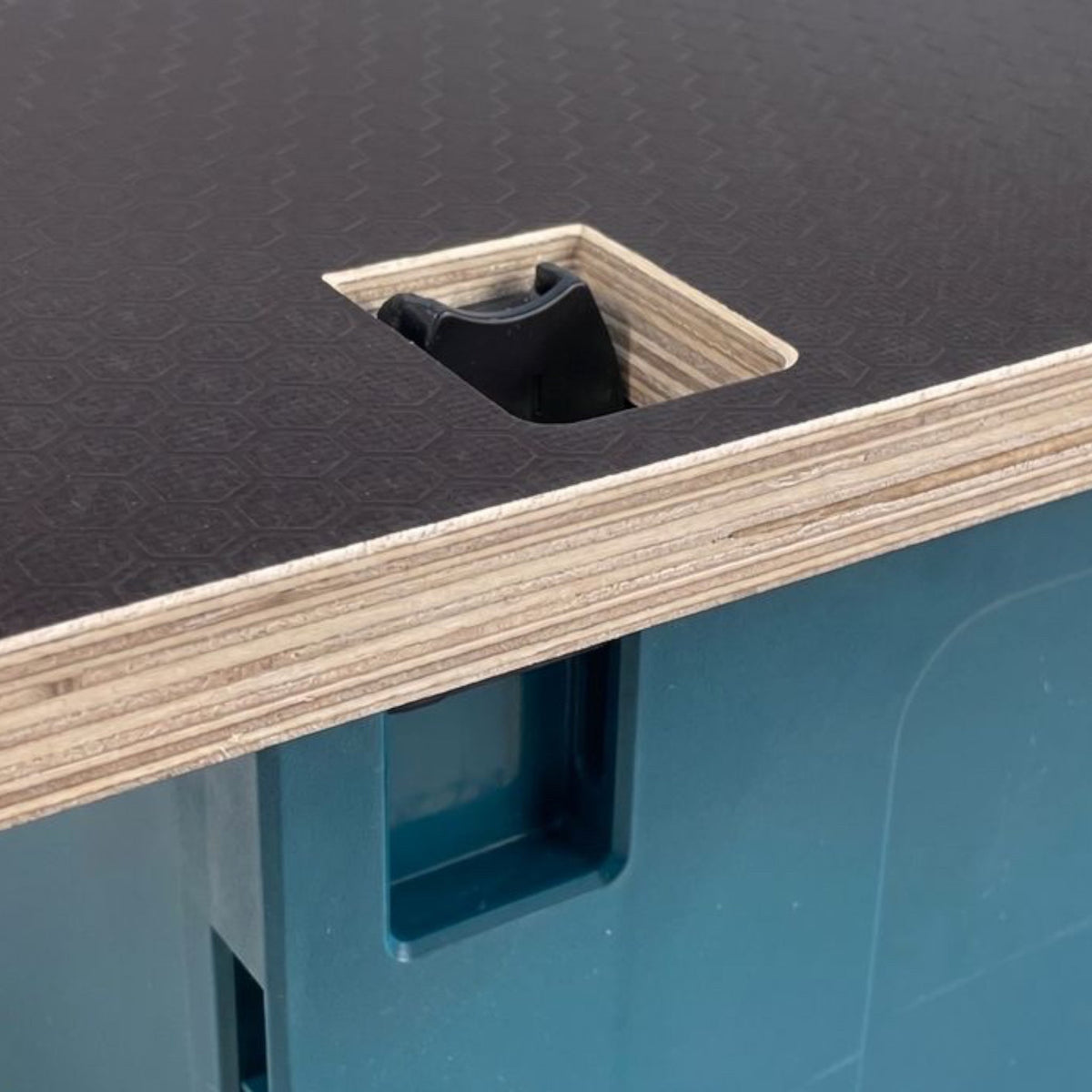 manufaktur Scheibinger - Ideen werden Objekte XL worktop for Makita MakPac cases with black hexagonal surface